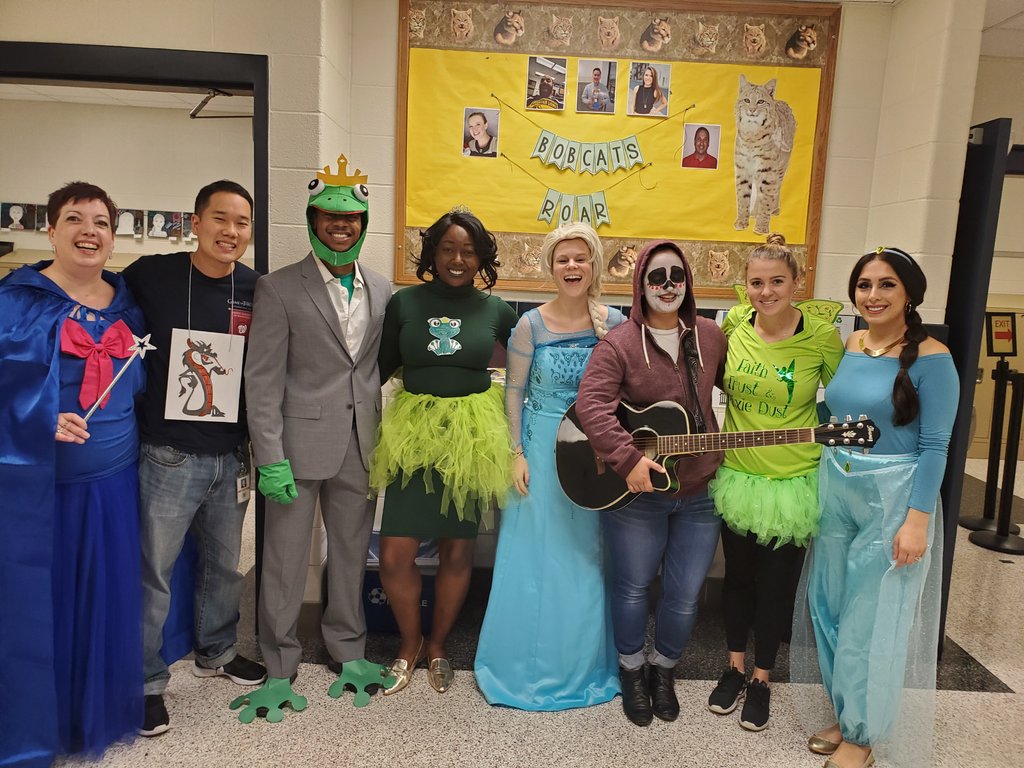 LCPS_Mercer's tweet photo. A typical Thursday at Mercer. #joininginonthefun https://t.co/As1J6mFNM3