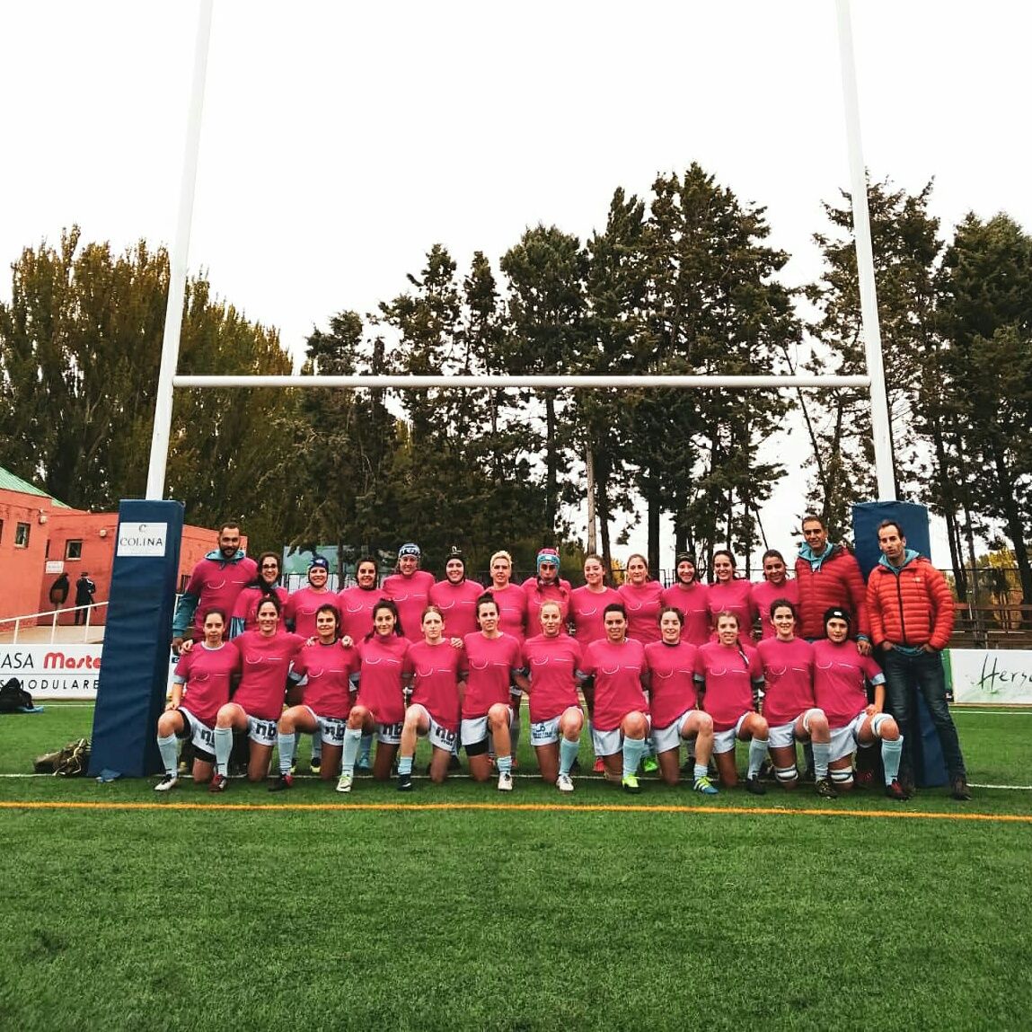 PinguinasRugby's tweet photo. Cerramos octubre, mes de reivindicación de la lucha contra el cáncer de mama.
El pasado 20 de octubre, las pingüinas teñían de rosa San Amaro luciendo las camisetas solidarias de la campaña #XploraT , promovida por @DiariodeBurgos y a beneficio de la @AECC 

#AvanzandoUnidas https://t.co/dMzFnWHxXS