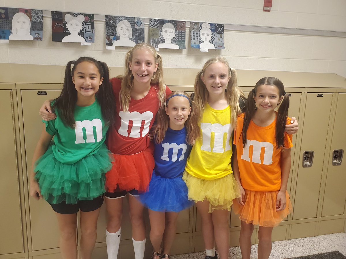 LCPS_Mercer's tweet photo. A typical Thursday at Mercer. #joininginonthefun https://t.co/As1J6mFNM3