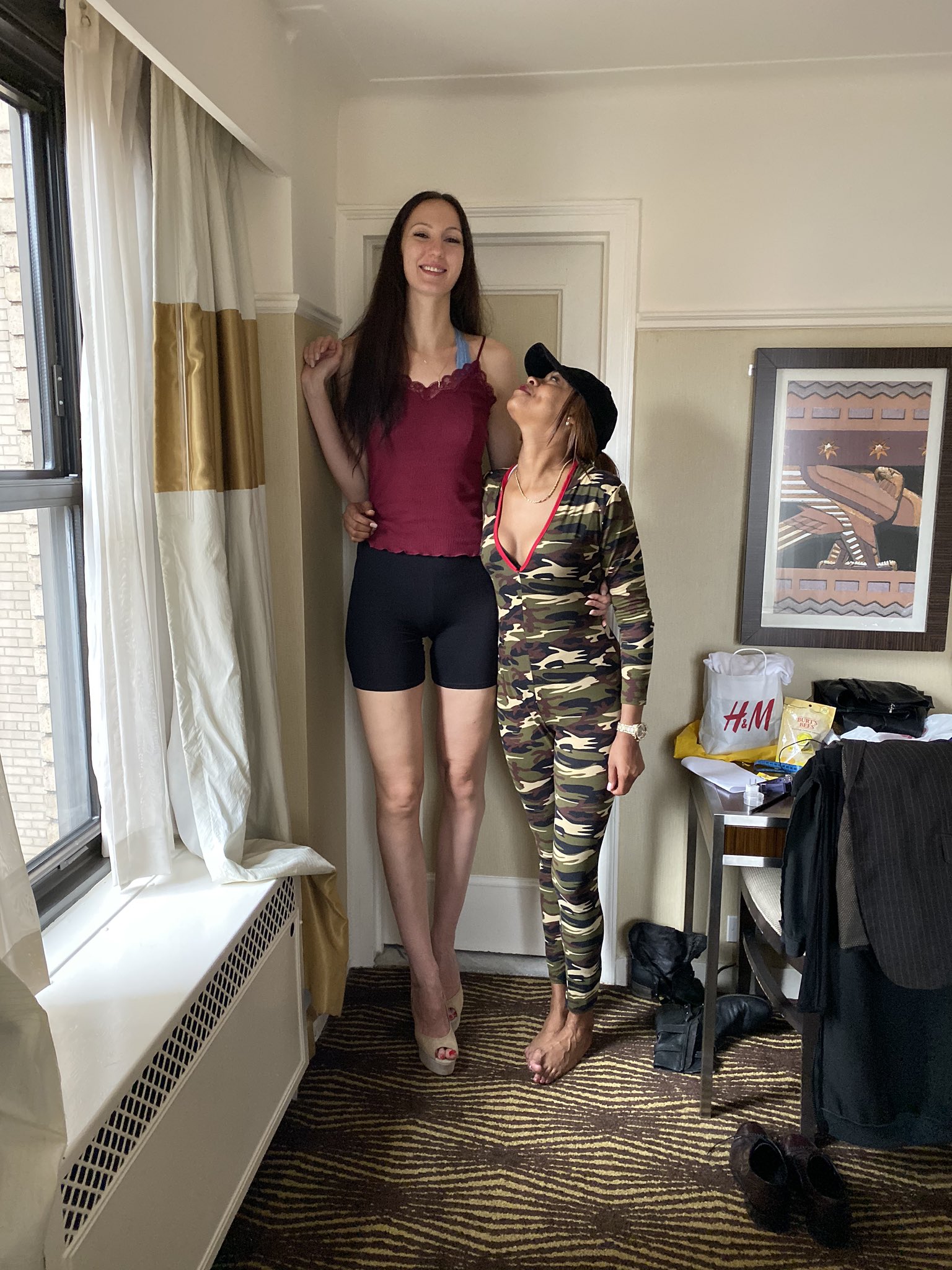 😝 DevlinGoliath 😈 on X: At 6' tall, today I felt EXTREMELY short. She is  6'9” of Russian beauty & class. #HeightComparison #TallGirls #Giantess  #Goddess #LongLegs #Queens #BigFeet #HeighFetish #NewYork   /