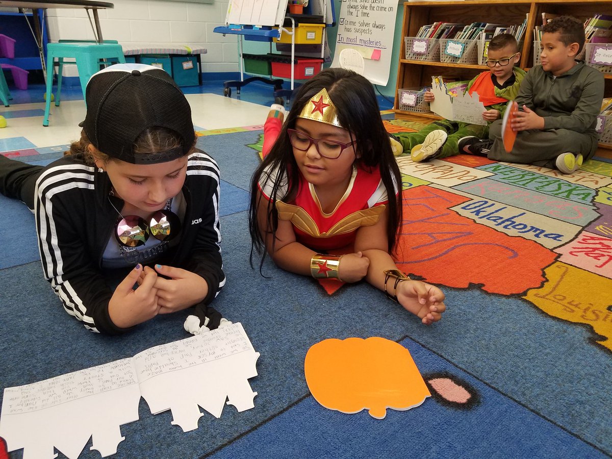 Reading our Halloween stories to our friends! <a href="/OceanAveSchool/">Ocean Ave Elementary</a> #MTPSPride #oaspride <a href="/OAS_MrsLuther/">Kristen Luther</a>