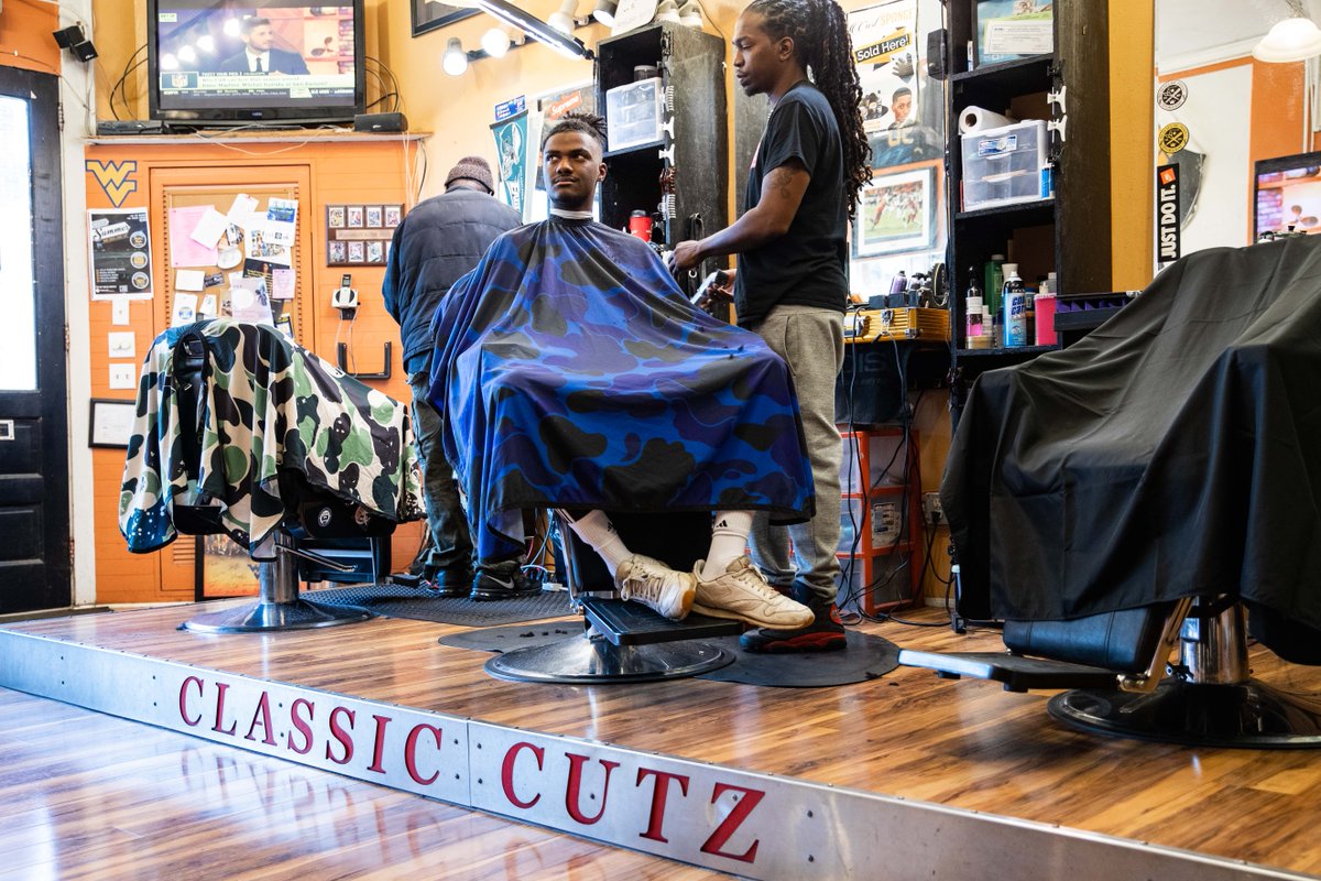 WestVirginiaU's tweet image. We're teaming up with Classic Cutz for FREE hair cuts and beard trims inside our PRT Parlor in Woodburn Circle! 💈 Register for a time slot on Nov. 7 or 8 so you don't miss out on this special Mountaineer Week experience! 💛💙

➡️go.wvu.edu/PRTparlor