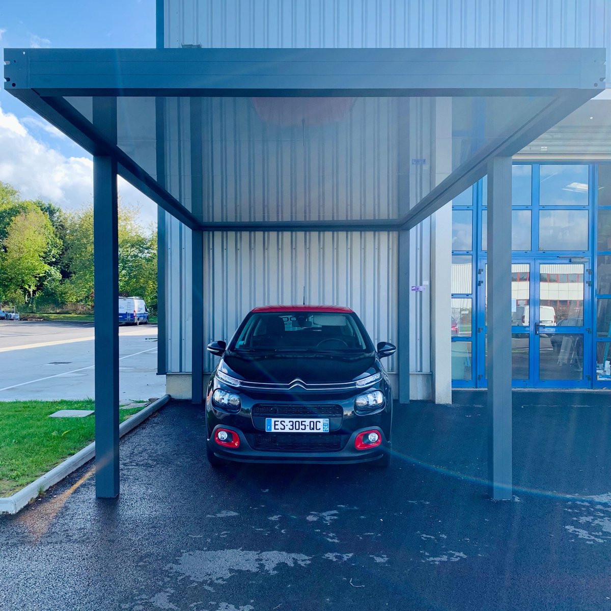 1000TyServices's tweet photo. En ce mois d'octobre, le temps ce refroidit, le carport est très utile pour mettre votre véhicule à l'abri.
#carport #froid #voiture #1000tyservices #menuiserie #rennes #illeetvilaine #Moments https://t.co/UHUHNAWo1A