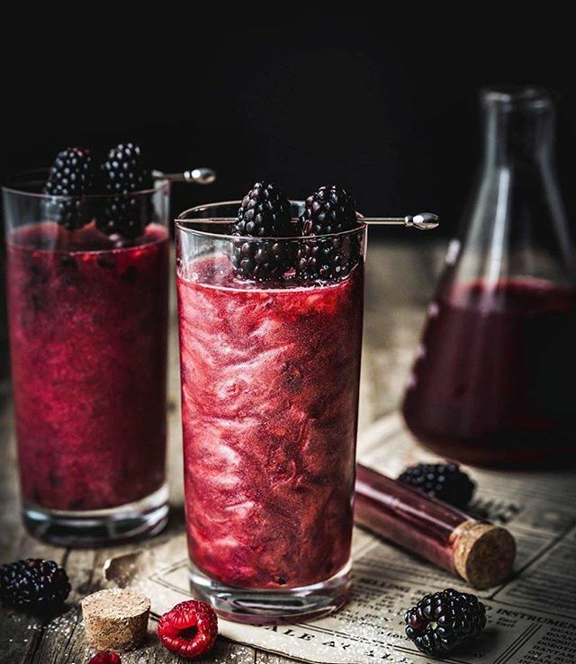 onenationdrinks's tweet photo. Upside Down🍹
•
3 oz silver tequila 
1 oz Triple sec
6 oz unsweetened cranberry juice
1 oz lime juice
1 oz lemon juice
1 oz simple syrup
6 raspberries &amp; 6 blackberries
1/2 oz tart cherry extract
1/4 tsp edible pearl dust (optional)
•
Cr: @crowded_kitc… https://t.co/WnqTb5cIvQ https://t.co/3GrdSSdetq