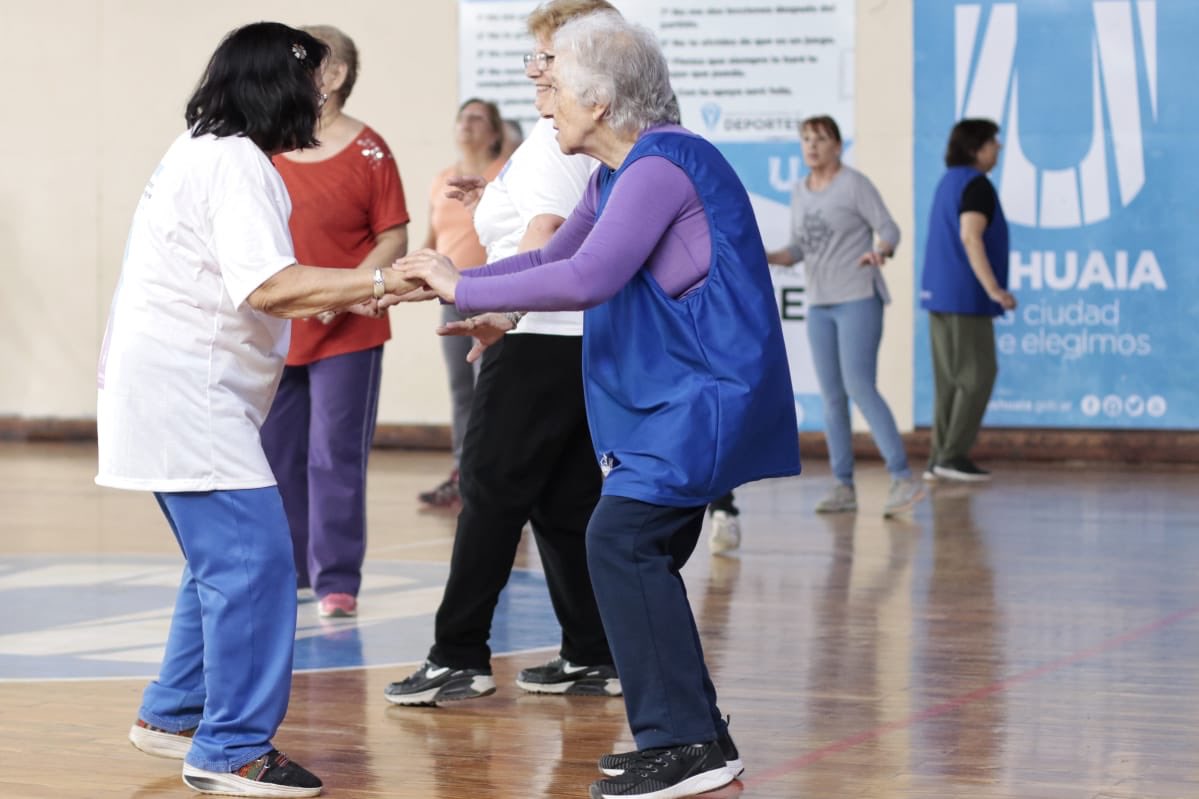 WalterVuotoTDF's tweet photo. Siempre estamos juntos a nuestros abuelos y abuelas! Desde la Secretaría de Políticas Sociales todos los martes y jueves realizamos actividades deportivas especialmente pensadas para ellos con el objetivo de mantener una buena calidad de vida. #UshuaiaMásActiva https://t.co/w7ySqUVUZX