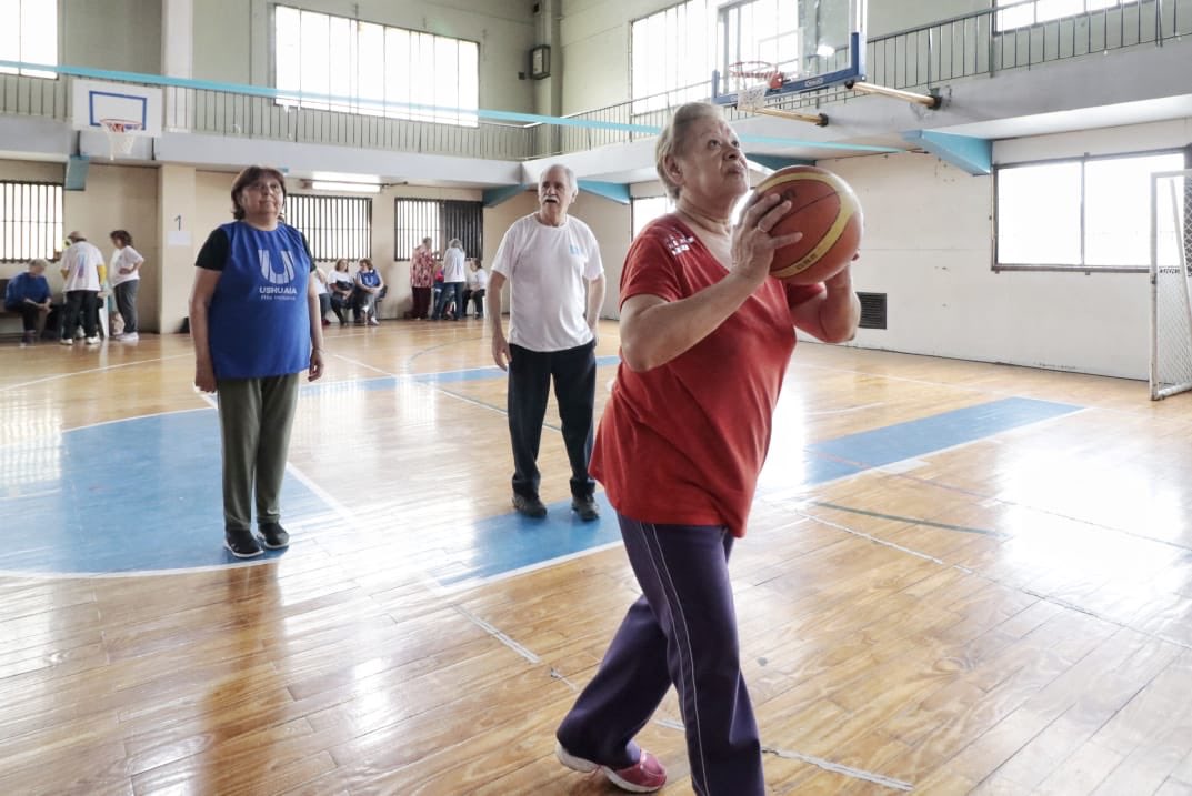 WalterVuotoTDF's tweet photo. Siempre estamos juntos a nuestros abuelos y abuelas! Desde la Secretaría de Políticas Sociales todos los martes y jueves realizamos actividades deportivas especialmente pensadas para ellos con el objetivo de mantener una buena calidad de vida. #UshuaiaMásActiva https://t.co/w7ySqUVUZX