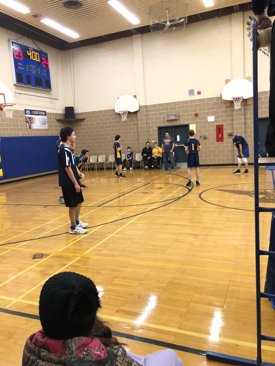 Sportsmanship at its finest - a ‘just for fun’ final set for our junior boys this season with the <a href="/rainyriverowls/">Rainy River High School</a> 🏐