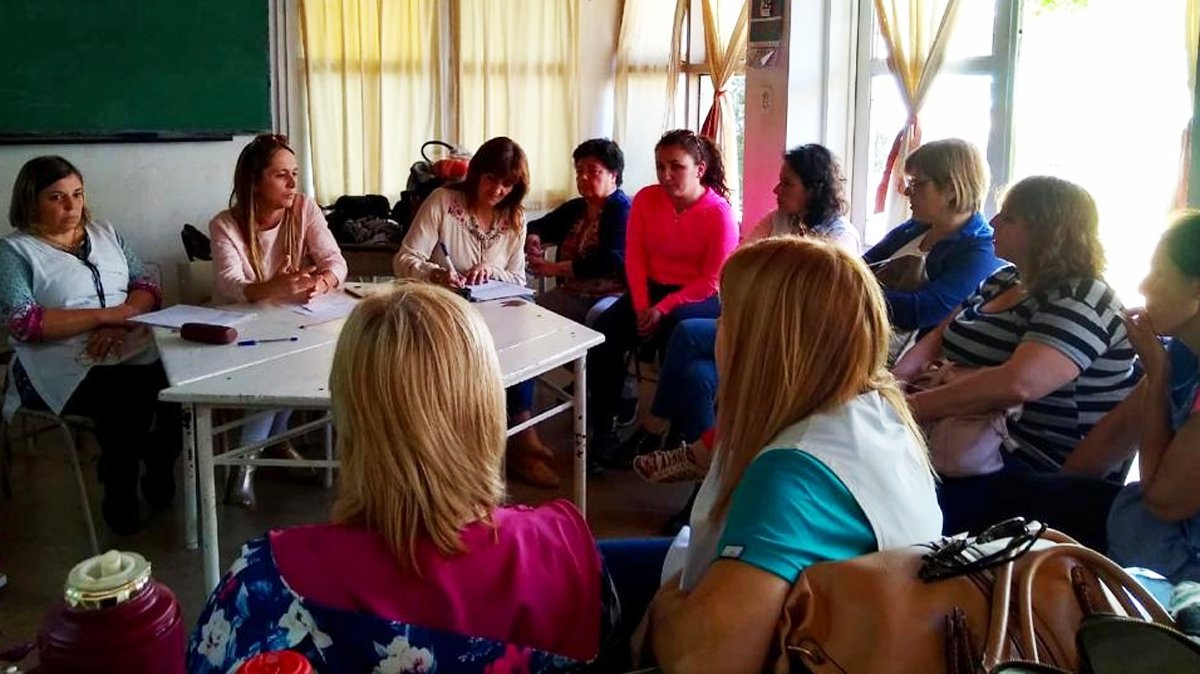 BAeducacion's tweet photo. En el CEC 801 de #CarlosCasares los docentes se reunieron en un nuevo #abcMaestros 🗨️ Durante el encuentro se dialogó sobre proyectos institucionales, convivencia escolar y la articulación con la escuela de estética, los jardines de infantes y las primarias del distrito. https://t.co/uQwUApjg4M