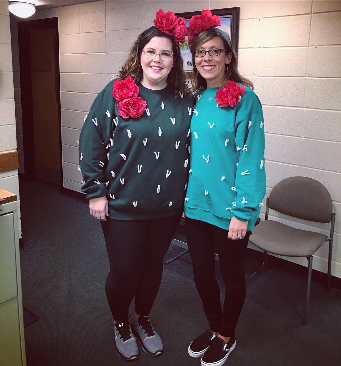 KSessionsLCSW's tweet photo. Happy Halloween!! 🌵🌺🌵🌺 https://t.co/ctdlC0EumK