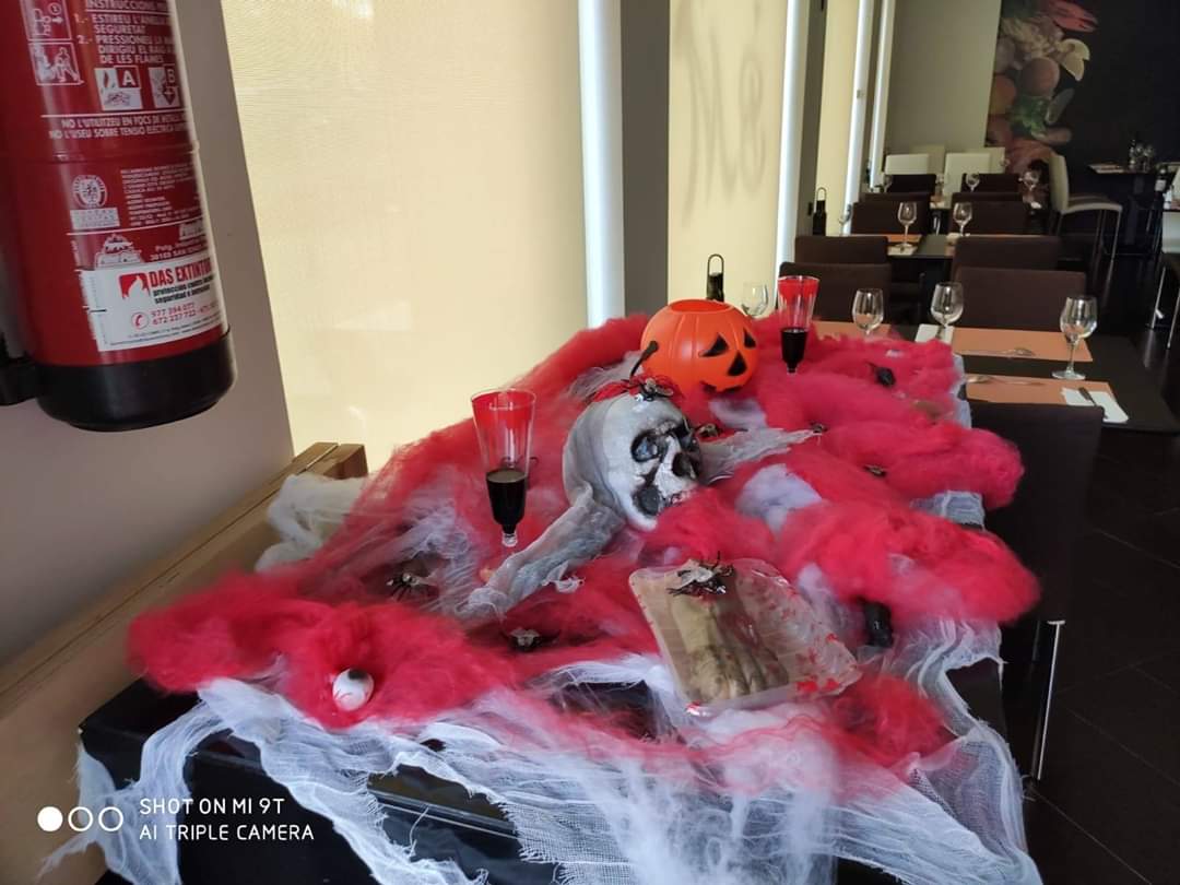 BonDiaMariaRest's tweet photo. #BonDiaMaria #Restaurant #Vilaseca

¡Llega HALLOWEEN!

😈👹🧛‍♂️🧟‍♀️

¡Ven a disfrutarlo con nosotros!.👍😍

Reserva en Bon Dia Maria Restaurant llamando al 877401716.

¡Te esperamos!

#restaurante #comer #food #Tapas #Sana #Sabrosa #foodporn #yum #yummy #instafood #dinner #lunch https://t.co/Zpi4ZwQovr