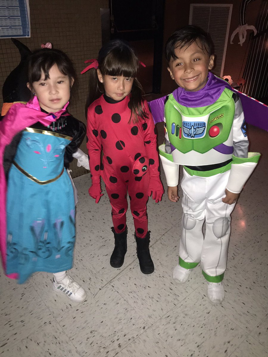 RiveraDual's tweet photo. Had a blast at Monster Mash!!! Nos divertimos mucho bailando! @RangersRivera https://t.co/DY1TBG6wIx