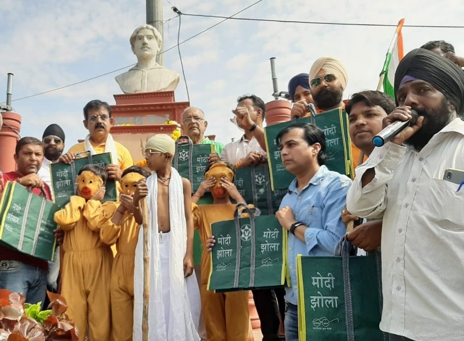 iShankarLalwani's tweet photo. मा.प्रधानमंत्री श्री @narendramodi जी के आव्हान पर सिंगल यूज़ प्लास्टिक के खिलाफ जंग जारी है।
गांधी संकल्प यात्रा के दौरान मा.प्रधानमंत्री जी के नाम से प्रेरणा लेकर 'मोदी झोला' लांच किया गया। इसे लेकर लोगों में भारी उत्साह था।
#ModiJhola
#Gandhi150
#MannMeinBapu https://t.co/PlAinFSr49