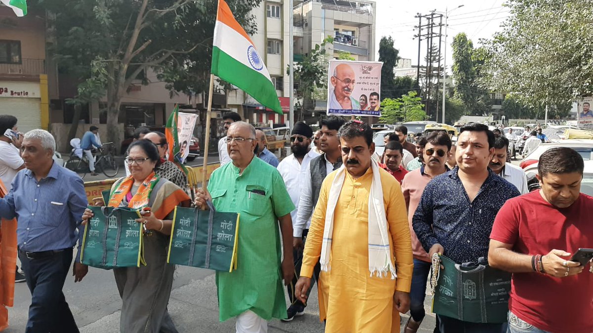 iShankarLalwani's tweet photo. मा.प्रधानमंत्री श्री @narendramodi जी के आव्हान पर सिंगल यूज़ प्लास्टिक के खिलाफ जंग जारी है।
गांधी संकल्प यात्रा के दौरान मा.प्रधानमंत्री जी के नाम से प्रेरणा लेकर 'मोदी झोला' लांच किया गया। इसे लेकर लोगों में भारी उत्साह था।
#ModiJhola
#Gandhi150
#MannMeinBapu https://t.co/PlAinFSr49