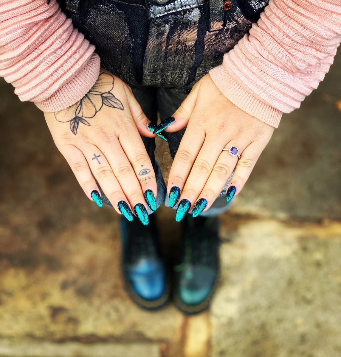 mooeysltd's tweet photo. HALLOWEEN READY 🧜🏽‍♀️✨🐮💅🏼 #gelbottle #mooeys #mooeyshorsham #gelnails #mermaidnails https://t.co/2th5e8UTOV