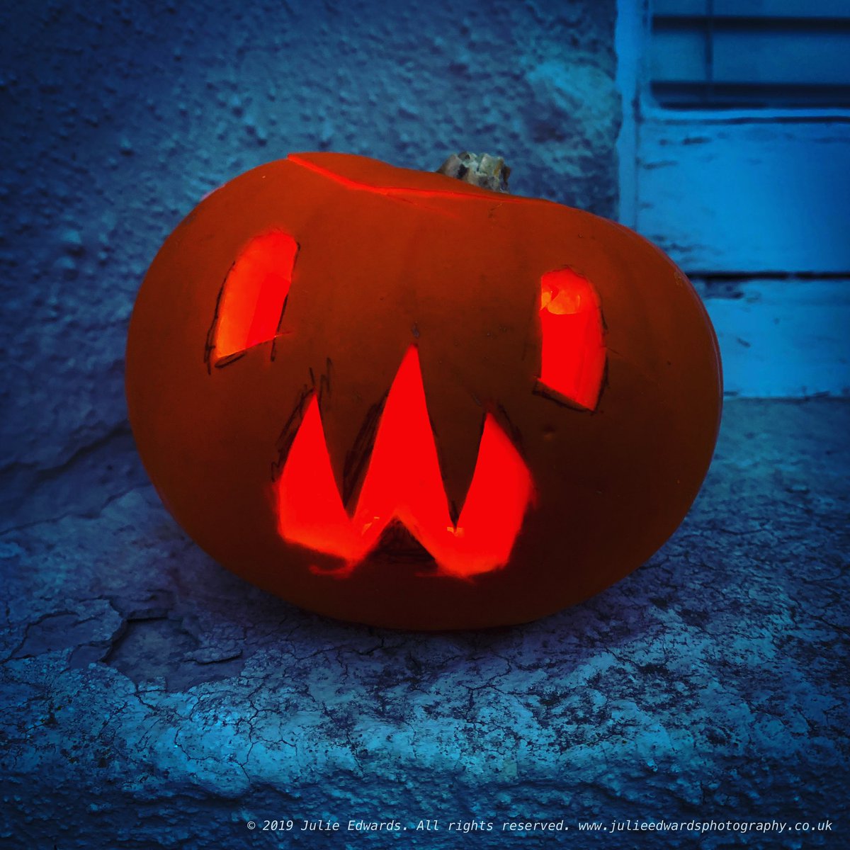 j_edwards_photo's tweet photo. When the #photographer has spare #red #gel #redgel #pumpkin #pumpkincarving #halloween #jackolantern https://t.co/Px97ePtsdh