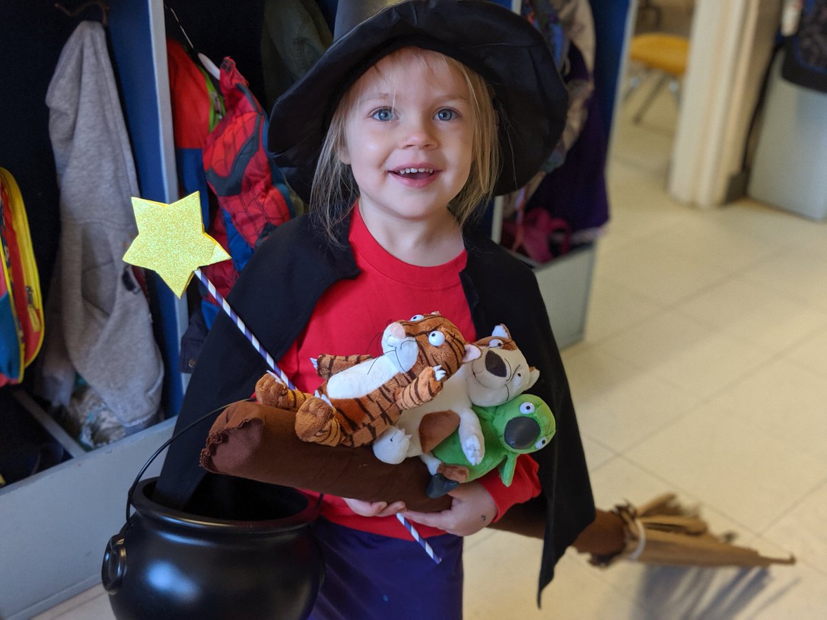 fonguro's tweet photo. The witch had a cat and a hat that was black... #happyhalloween #roomonthebroom #juliadonaldson #axelscheffler https://t.co/6j4lEyyfCx