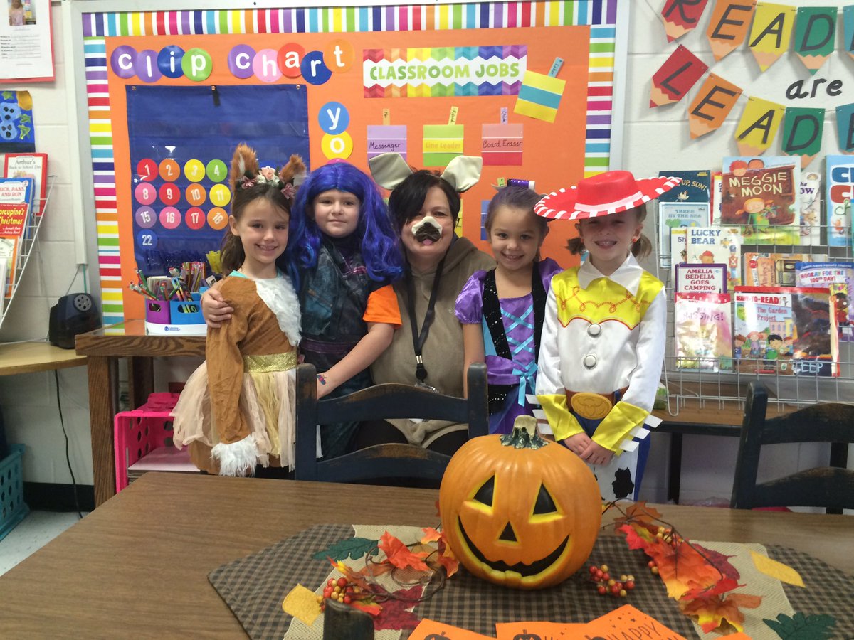 2nd_is_great's tweet photo. Great day for a parade and party! #halloween2019
#Ibtigerpride https://t.co/yChPrmytTW
