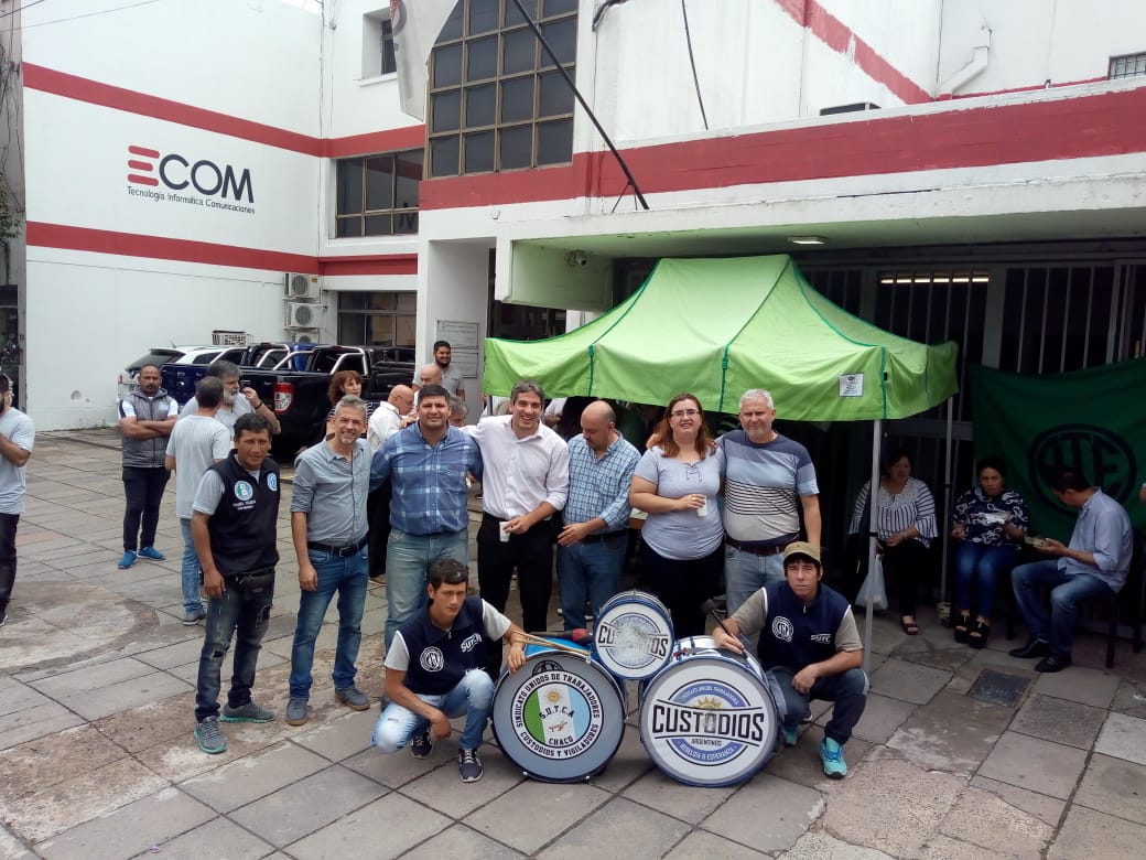 SutcaChaco's tweet image. 📮#Sutca #Presente en la #Lucha de los #Trabajadores de #Ecom S.A. 📡 #ATE, #UTICH, #RENTAS por el Reclamo de los Derechos Laborales. 🗣💪💪💪

🚩 #LosCustodios Hoy estamos movilizados #Apoyando a los #Compañeros #Trabajadores de #EcomChaco convocada por los #Gremios #UTICH