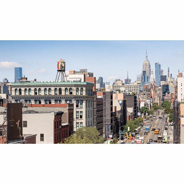 alex_severin's tweet photo. Shepard Fairey’s “Power and Equality” among its glorious context. 
@obeygiant @greatbowery @ayonstudio 
#bowery #shepardfairey #springstreet #newyork #nyc #skyline #watertower #architecturalphotography https://t.co/3JmEv2zHad