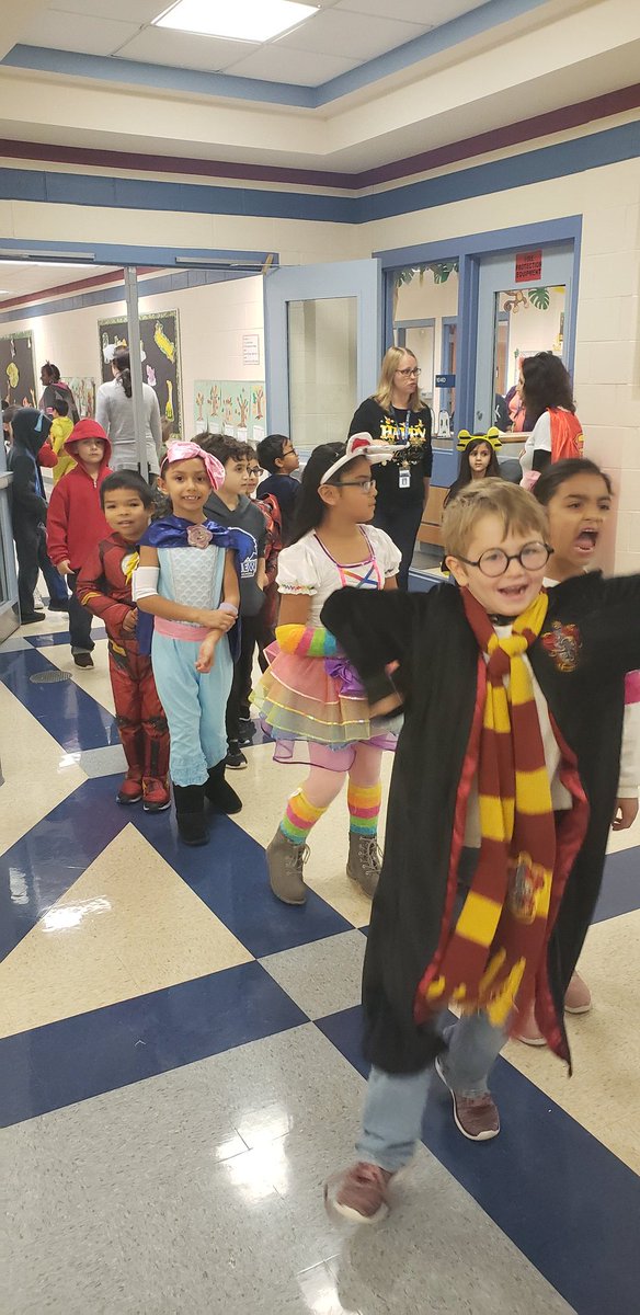 Harnewhawk's tweet photo. Happy Halloween! #RSD122CARES #harnewcares https://t.co/IVpjNJYjoi