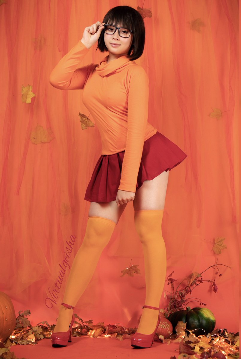 VirtualGeishaaa's tweet photo. Happy Halloween! 🍭🖤🎃

Who would you prefer to come trick or treating at your door? 😉 

❤️ for Velma 🔁 Booette https://t.co/GaZ5SRF0ZO