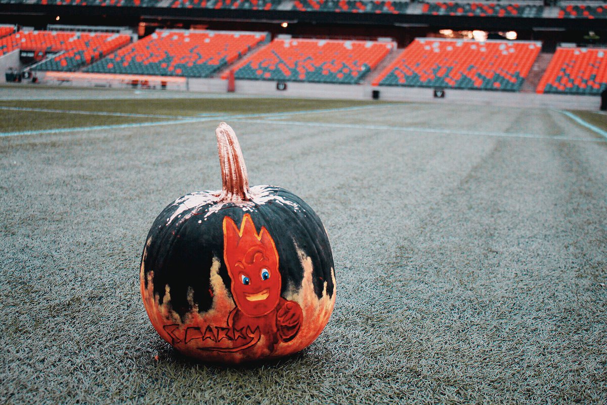 Who knew <a href="/SparkyFURY/">SPARKY</a> had these amazing painting skills? 🎃 

Wishing our #FuryFamily a happy Halloween today! 👻 

#ForTheFury