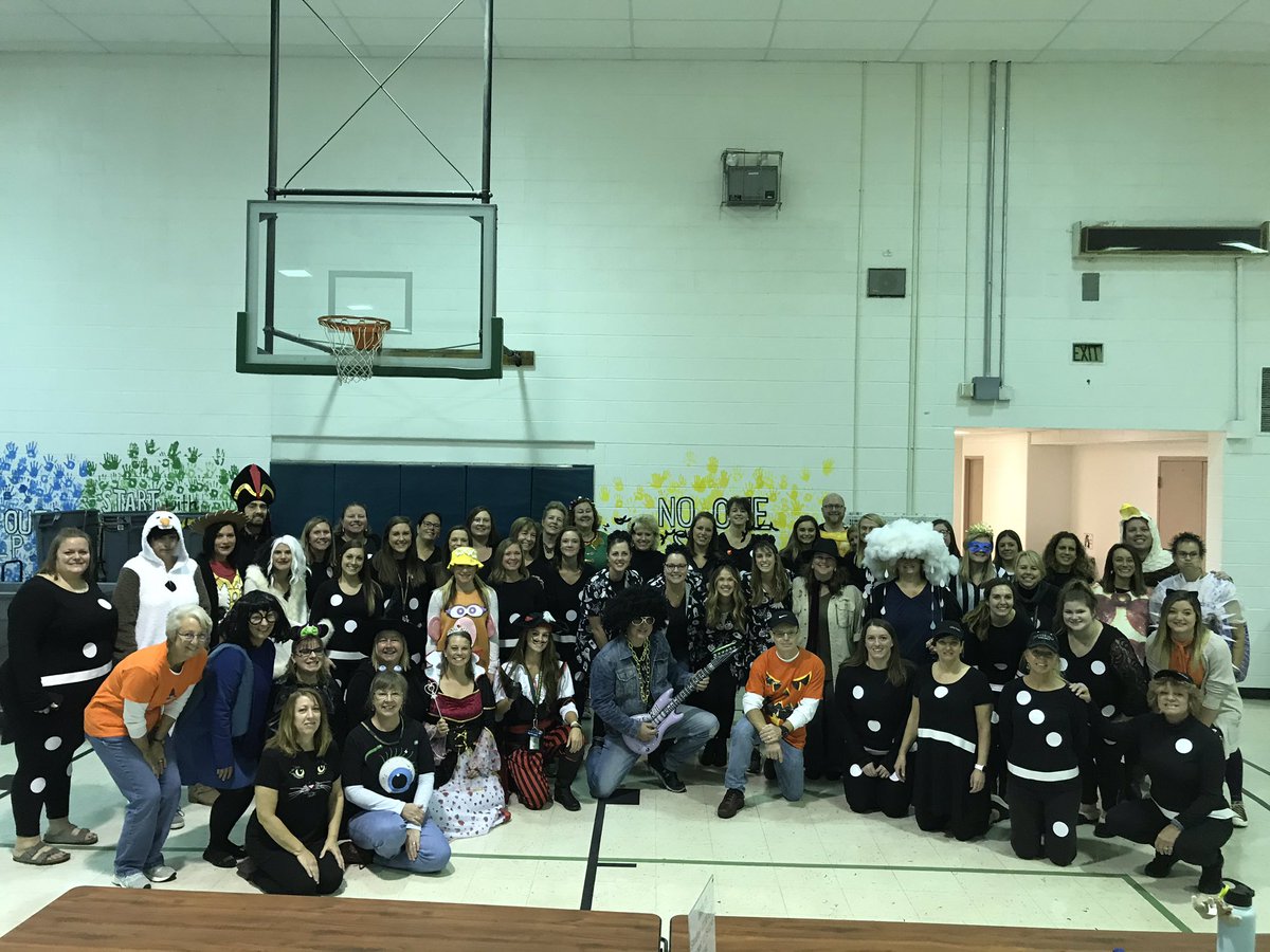 LSmithSalem's tweet photo. Happy Halloween from Salem Elementary! #SalemSuperStars #LMPride https://t.co/ckjyW0ONXK