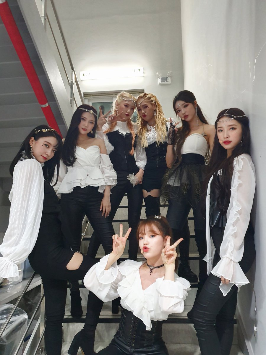 secre7garden's tweet photo. [#OhTimes] 191031 Mnet 컴백전쟁 : 퀸덤

매회 멋진 모습으로 무대를 선보였던 오마이걸 그리고 최고의 응원단 미라클 모두모두최고👍

#오마이걸 #OHMYGIRL #OMG @MH51K https://t.co/BzFGXsiJz3