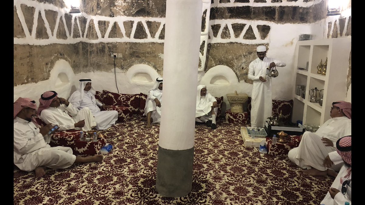 BQGQI's tweet photo. مركز الشعراء بمحافظة الدوادمي قرية وادعة واعدة ترتكز عند السفوح الشرقية من الجزء الشمالي من جبل ثهلان. دُهِشنا حين شاهدنا قريتها الاثرية المعاد تأهيلها والتي كل ركن منها حكى لنا قصة حضورا متميزا لحراكها الاجتماعي بالماضي وقدم شهادة صدق على وعي وإدراك أهلها لأهمية التراث. https://t.co/NomN77NaO2
