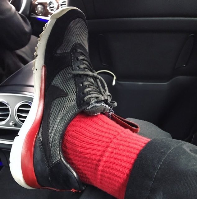 marco Logro rigidez Ovrnundr on Twitter: "Frank Ocean previews Nike x Tom Sachs Mars Yard In an  UNSEEN “black” colour (left foot) &amp; Nike Overshoe (right foot)  https://t.co/xlwhlg4IkX" / Twitter