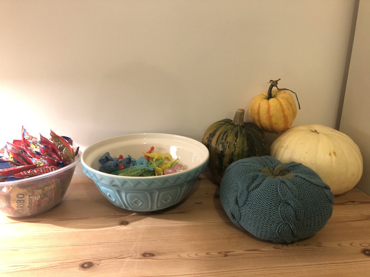 Ready for Halloween trick or treaters with sweets and non-food options for children with allergies 🎃 #TealPumpkinProject #allergyaware