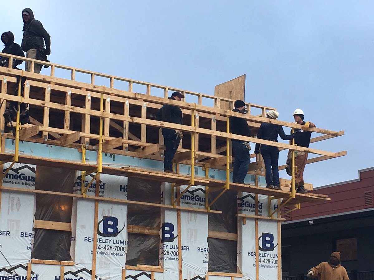 MastercardSTL's tweet image. The cold hasn’t stopped our employees! Giving back today in partnership with KMOV at #Home4theHolidays