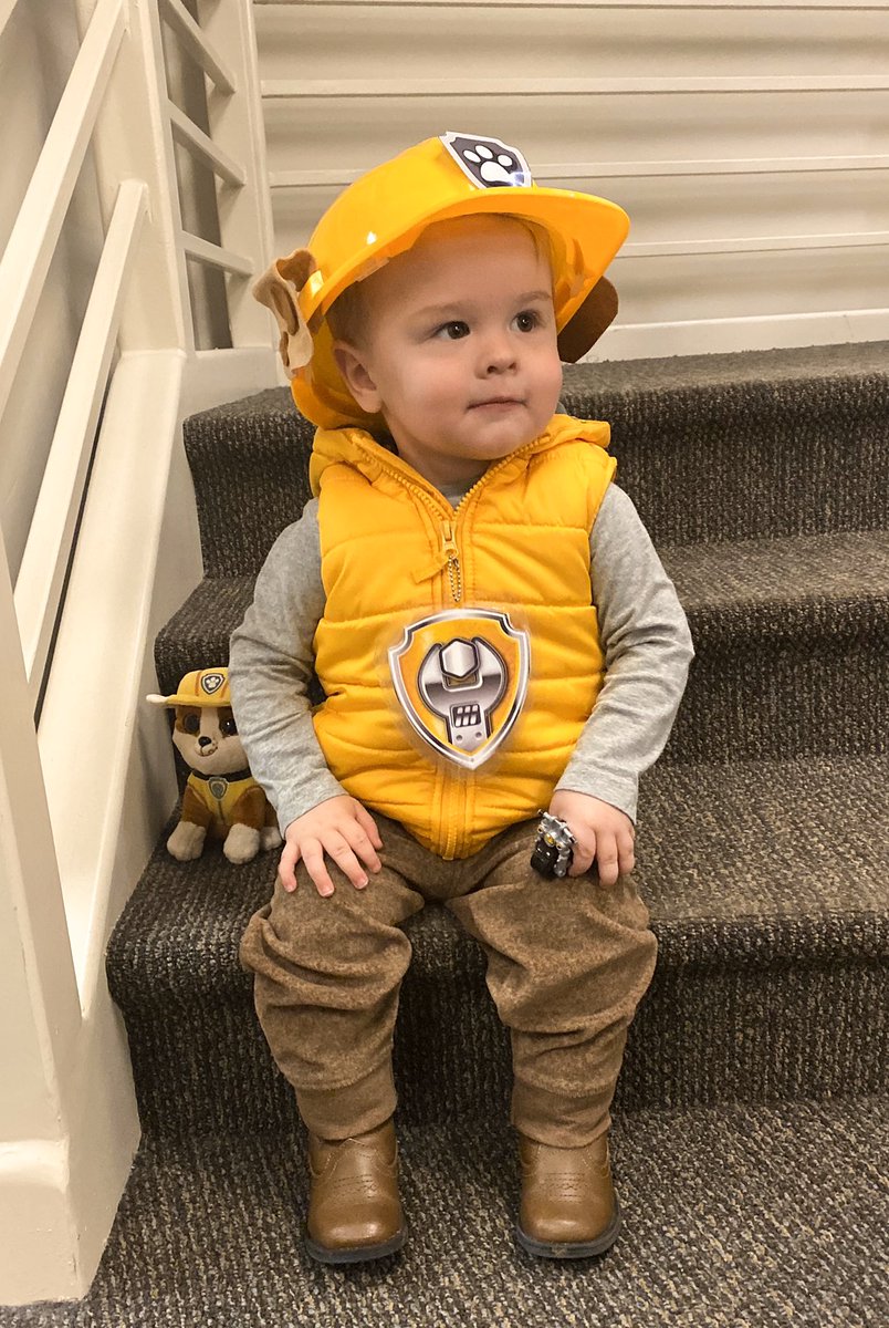 OSFunding's tweet photo. Oak Street Funding employees showed off their Halloween spirit by dressing up and Trick-or-Treating around the office! #oakstreetculture https://t.co/XqUoOfg0w5