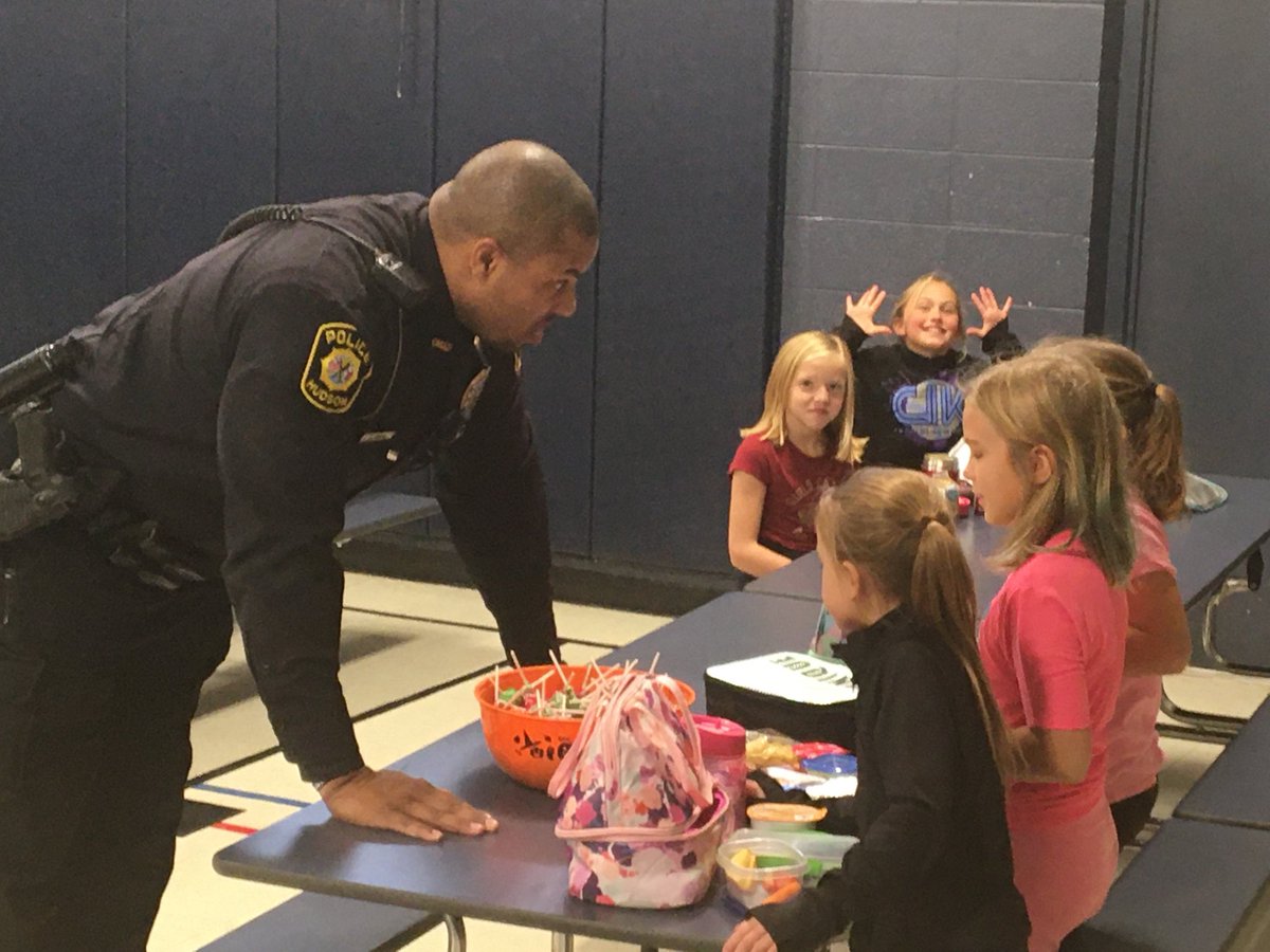 markschlatter89's tweet photo. A special visitor stopped in today to give our elementary students a treat. Awesome gesture by Chief Banks! Thanks 😊 #hudsonschools https://t.co/Ru8x24MdH9