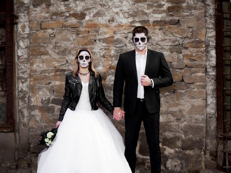 dbodanovias's tweet photo. Los #Novios más irreverentes que adoran la #NocheDeBrujas no pueden perderse esta celebración, ni siquiera en su #Boda. Así que a disfrutar al máximo ese momento de complicidad en pareja y lucir su mejor atuendo. Happy Hallowedding!!! #Halloween #HappyHalloween #Brides https://t.co/Q0xKUBQLO9