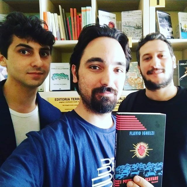 MaVicedomini's tweet photo. Intanto, quando ci si incontra fra case editrici, si finisce sempre per accrescere la propria libreria. Dopo averlo visto all'opera su Grado Zero, l'aspettativa per la raccolta di racconti di Flavio Ignelzi è parecchio alta. (I punti in cui scavare, Flav… https://t.co/YVhS36hotX https://t.co/hISABKszeB