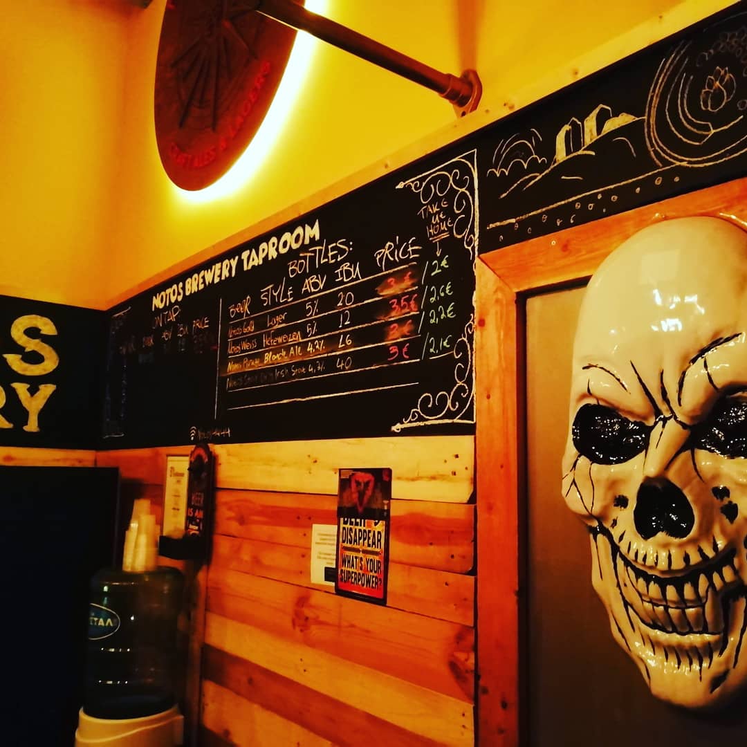 NotosBrewery's tweet photo. Είπαμε να πιούμε μια μπυριτσα σήμερα το απόγευμα, αλλά όταν έχεις γεμάτο όρεξη φίλους, κάνεις ατμόσφαιρα...🎃🎃🎃🍺🍺
#notosbrewery #microbrewery #halloween #beer #rain #support_your_local_brewery #drinkbeer #craftbeer #taproom #crete #heraklio #brewhouse #grecce #island https://t.co/YNr6UoXyxK