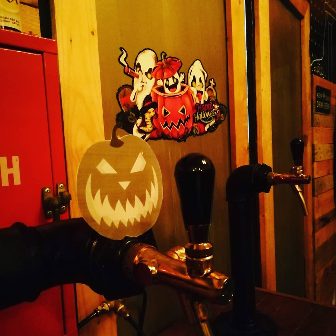 NotosBrewery's tweet photo. Είπαμε να πιούμε μια μπυριτσα σήμερα το απόγευμα, αλλά όταν έχεις γεμάτο όρεξη φίλους, κάνεις ατμόσφαιρα...🎃🎃🎃🍺🍺
#notosbrewery #microbrewery #halloween #beer #rain #support_your_local_brewery #drinkbeer #craftbeer #taproom #crete #heraklio #brewhouse #grecce #island https://t.co/YNr6UoXyxK