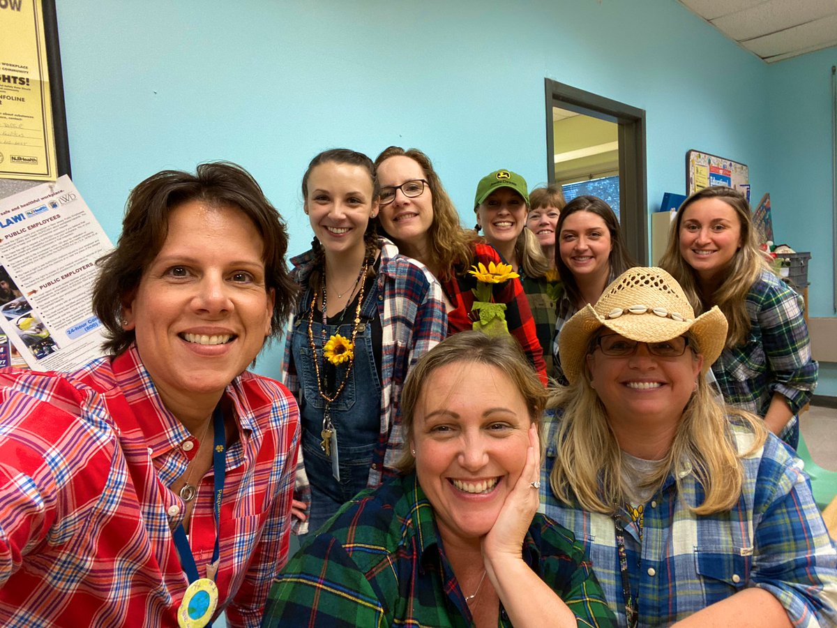 MsLamerx3's tweet photo. Happy Halloween from your enthusiastic SJG Farmers; helping great minds grow everyday! 🌻🌱 #wheregreatmindsgrow #sjgtweets #peqpantherpride https://t.co/cwvflmY5eX