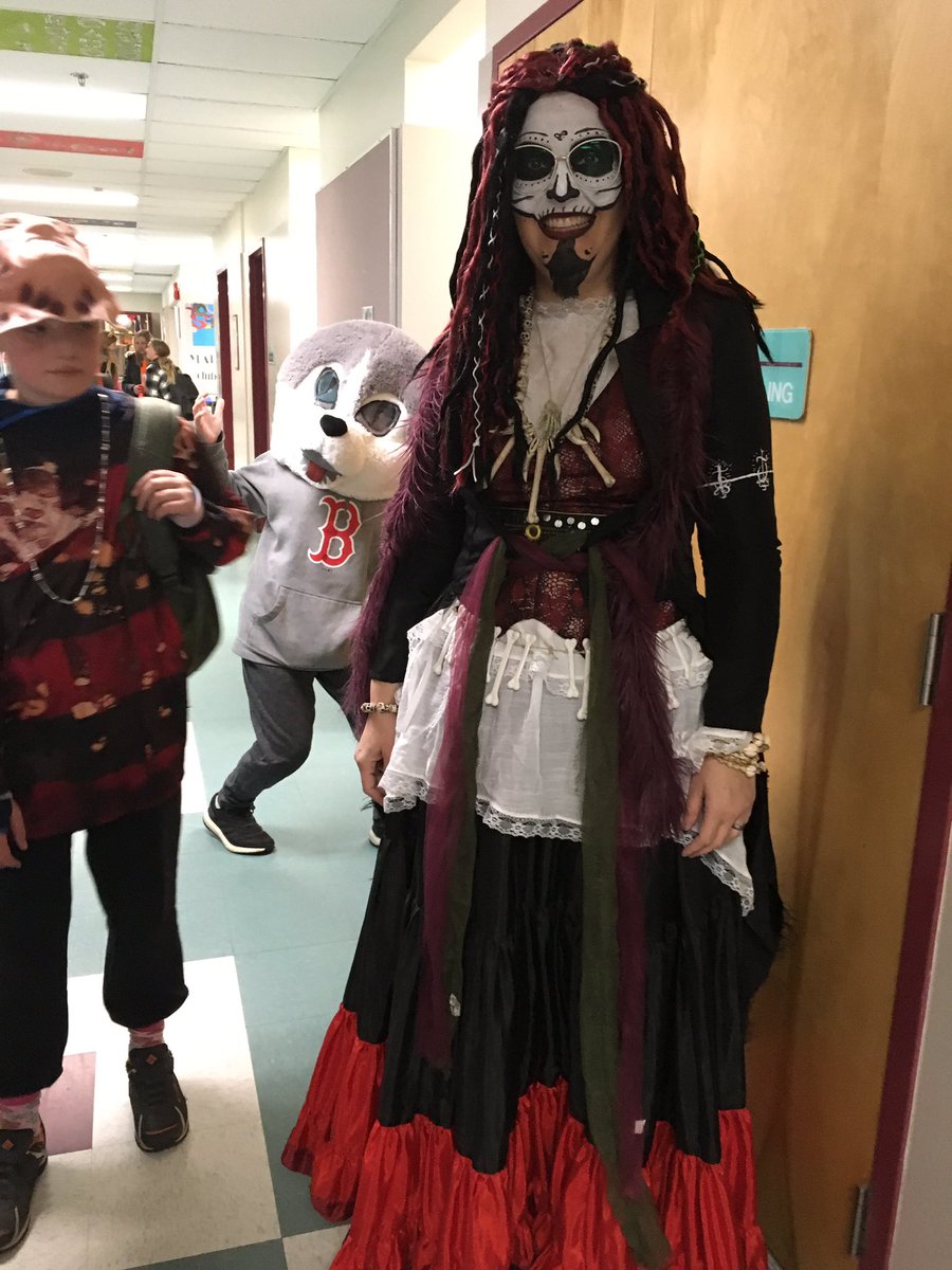 tltrieu's tweet photo. The Halloween spirit is strong @EgmSgriffin #4squaretrex #alientotempole #vpgoddess #instaprincipal #cantcompetewiththeArtteacher https://t.co/Dv89q5wYd8