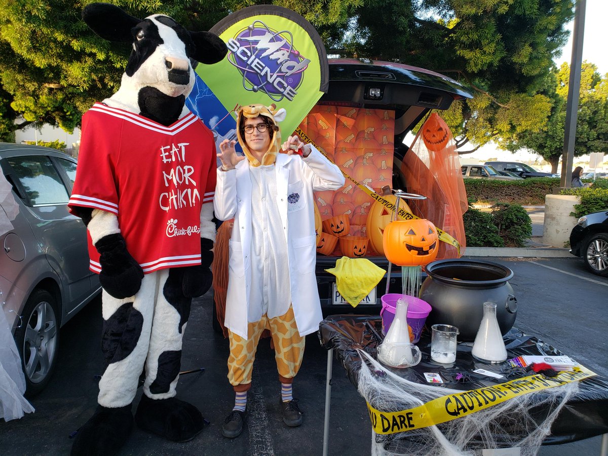 MadScienceSD's tweet photo. So much fun at Chick -Fil- A  Sports Arena. Mad Science of San Diego  was joining in on the fun! https://t.co/ofSNRPnJdi