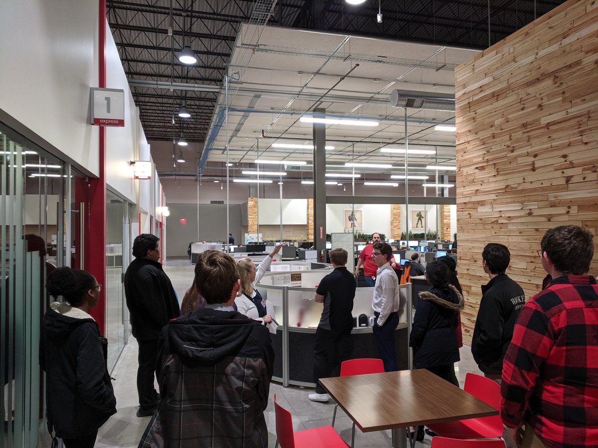 APEX_WebTech's tweet image. .@WaukeeAPEX associates getting the chance to see a progressive workspace while also learning about tech careers at @HyVee . Thanks for hosting and for the collaboration!
