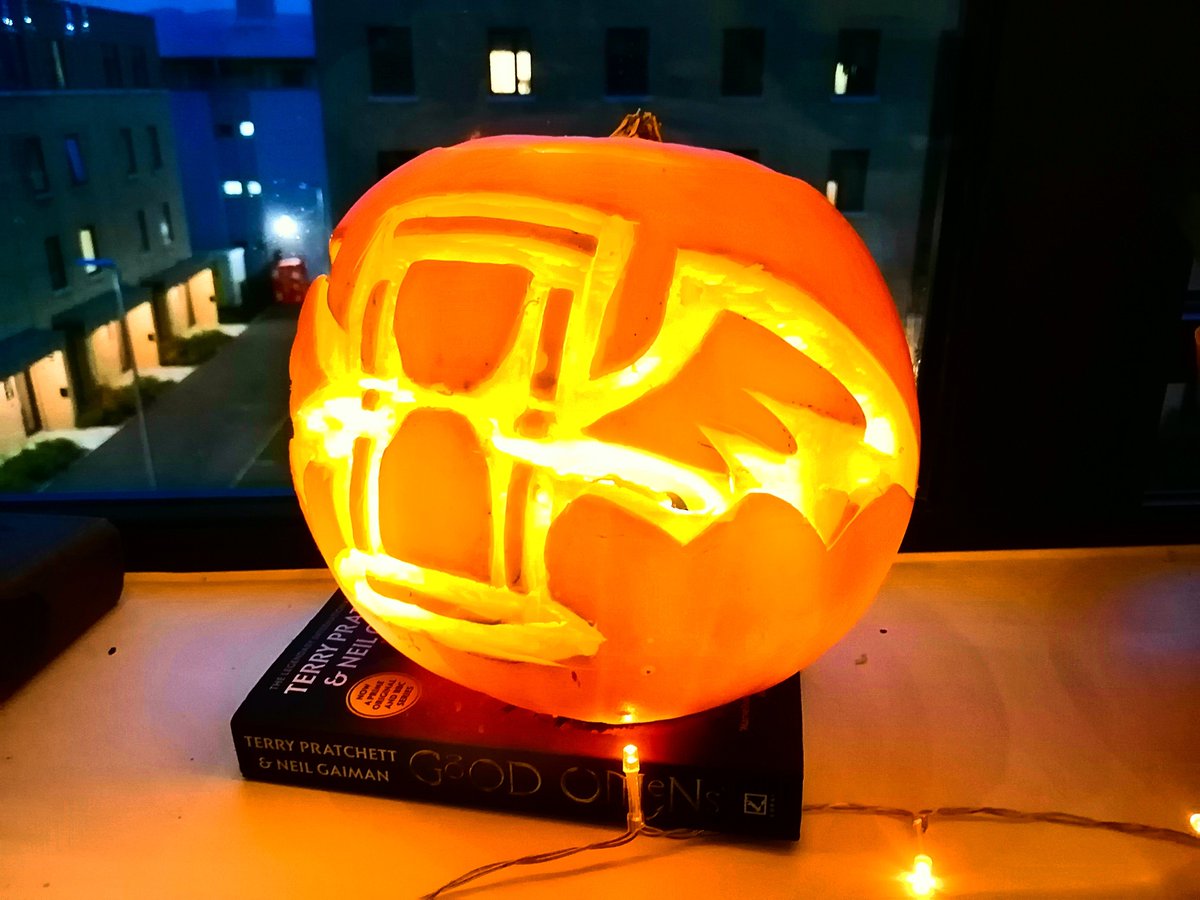 AstraBlaze's tweet photo. #halloween #GoodOmens #ineffablehusbands https://t.co/Xng3qrsAOF