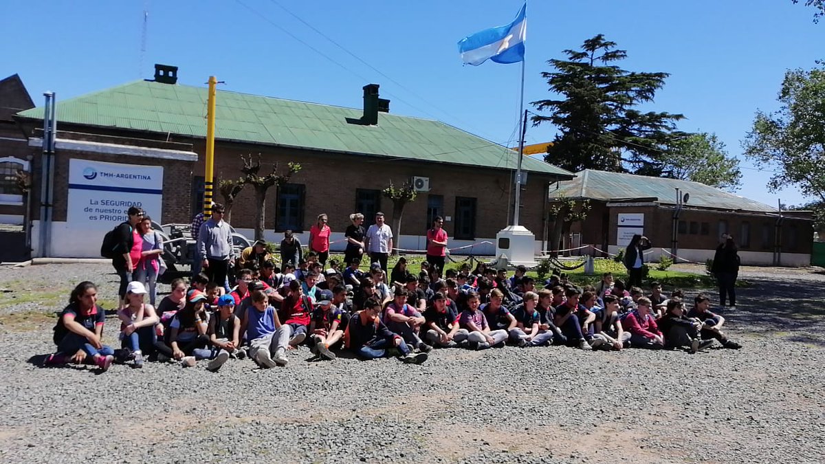 BragadoJefatura's tweet photo. Gran propuesta llevada a cabo por la EEST N°1!! Alumnos y profesores  realizaron una bicicleteada hasta la localidad de Mechita para visitar a la EPN°36 y el JI N°906. Llevaron distintos productos, regalos y sorpresas elaborados por ellos mismos. GRACIAS!!!! 👏 @SecundariaDGCYE https://t.co/AtqxxUYOIE