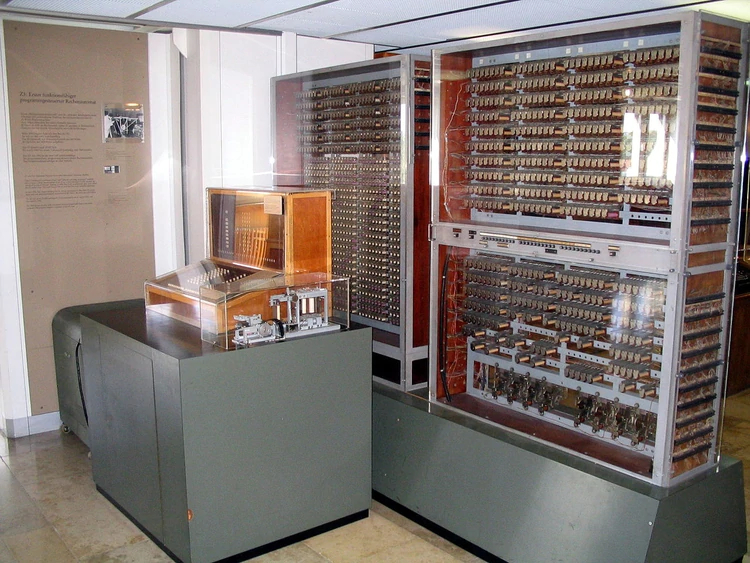 NOVASolutions3's tweet photo. La Z1 está considerada como la primera computadora mecánica programable del mundo. Fue diseñado por el ingeniero alemán Konrad Zuse entre 1935 y 1936, y se terminó de construir en 1938.

Era una calculadora de acción binaria, que leía instrucciones de cintas perforadas. https://t.co/tItYVnihiP