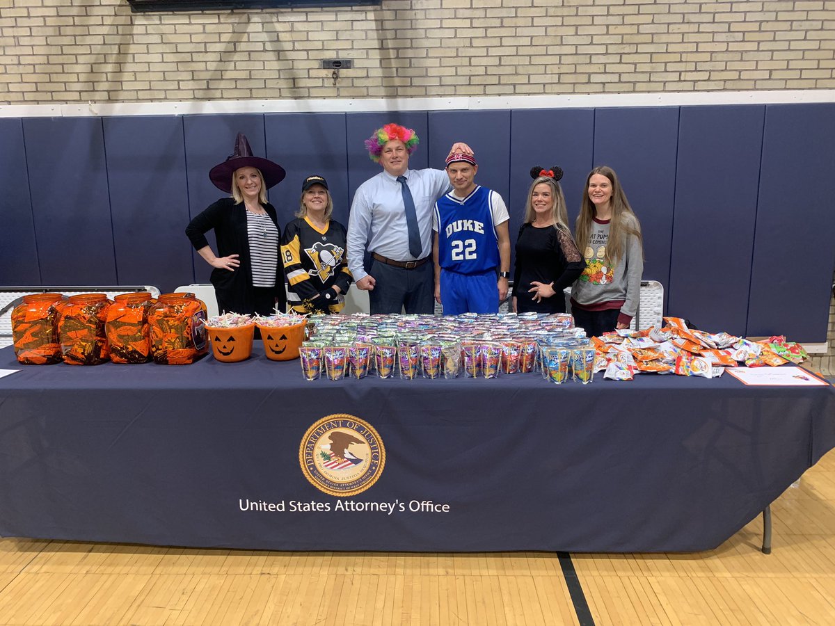 NDWVnews's tweet photo. @NDWVnews excited to celebrate with the kids at #MadisonElementary! @OhioCounty1 #trickortreat https://t.co/MjTjZmBz7n