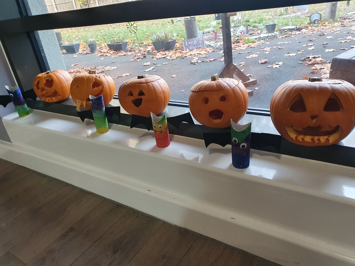 phoenixcamhs's tweet photo. Happy Halloween from everyone on Phoenix Ward! @NottsHealthcare #pumpkin #spidercake #CAMHS @CAMHSNetwork https://t.co/3qcpGuwysj