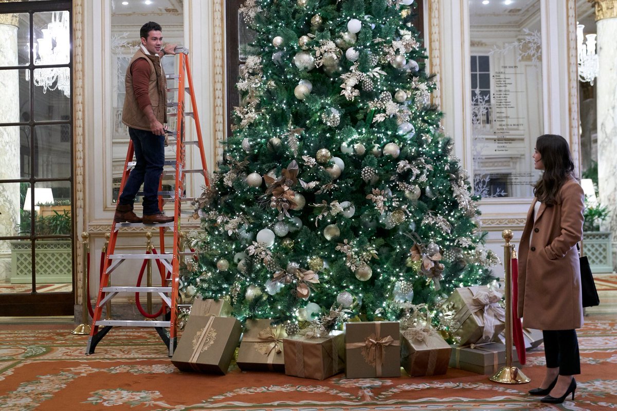 HenstridgeNews's tweet image. 📸 | Elizabeth Henstridge as Jessica Cooper on Hallmark Channel’s Christmas at the Plaza, coming out November 28