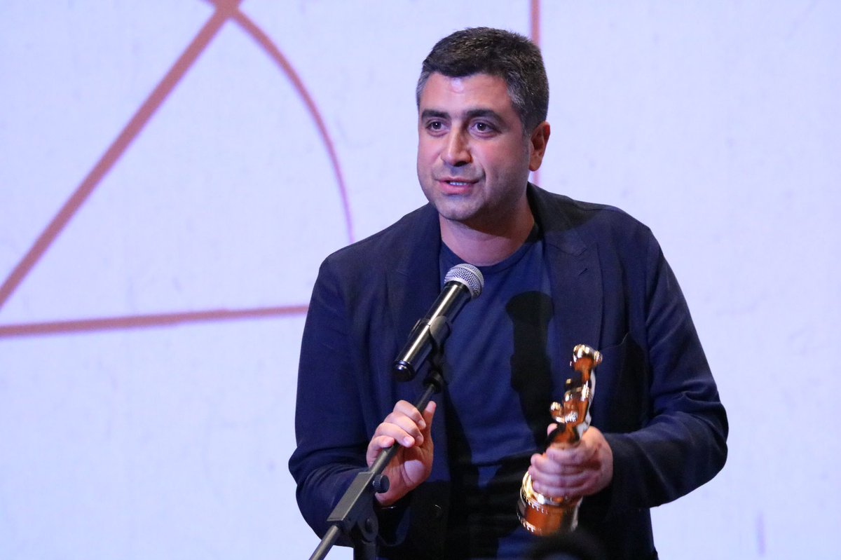 54. #UlusalYarışma’da En İyi Film seçilen “Daha” (Yön: Onur Saylak) filminin ödülünü yapımcı Kerem Çatay, Uğur Yücel’den alıyor!
#ÖzeDönüş <a href="/ulusalyarisma/">Ulusal Yarışma</a>