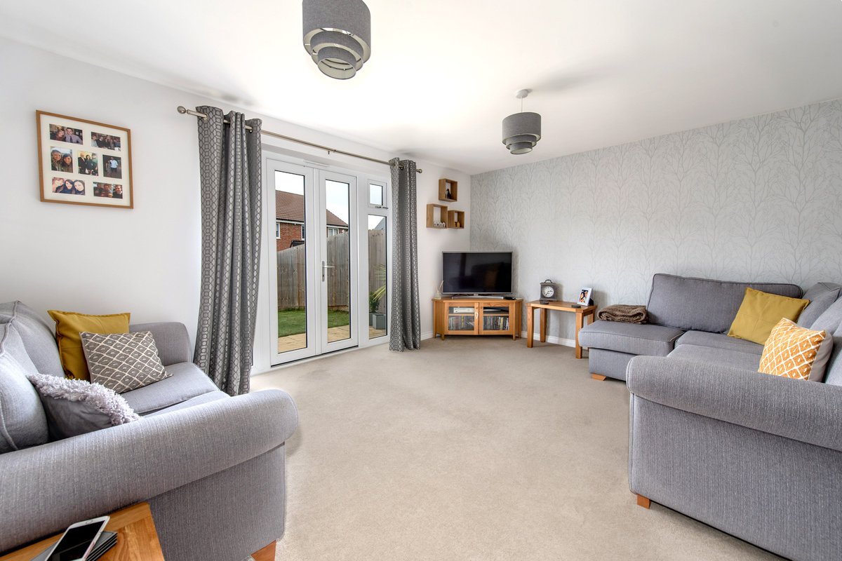 *Launched today!* *3 Bed home, Norton Fitzwarren* 
This beautifully presented 3 bedroom home has an enclosed south facing rear garden, parking for 2 cars and enjoys an attractive cul de sac location. #ForSale #Taunton  #jamesgray #estateagents - tinyurl.com/yyd9xhp4